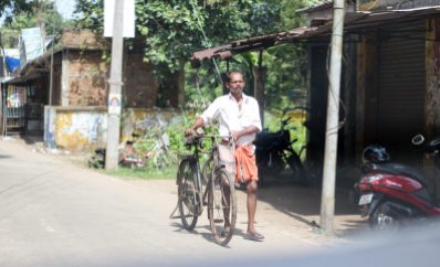 Transeúnte en bici - Kerala - India