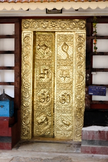 Puerta decorada en templo hinduista - Chennai - India