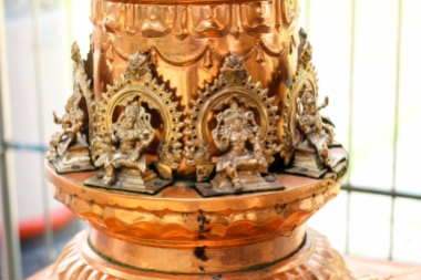 Detalle de base de columna en templo hinduista - India